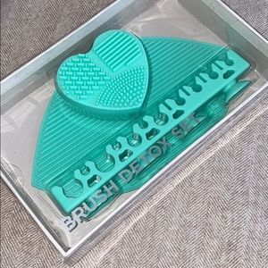 NWT BRUSH CLEANER SET